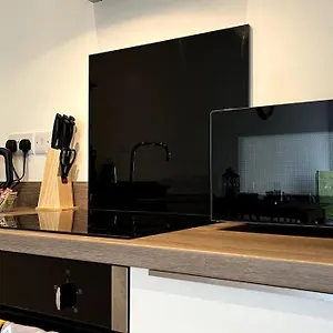  Apartment Modern 1 Bedroom Serviced - Near Centre
